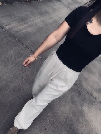 “不得不承认,年龄越大,性格就越简单,更喜欢安静,在属于自己的时光里,听喜欢的歌,过喜欢的生活,不喜欢去了解别人,也不想被了解,只想静静的做自己喜欢的事…”#显瘦穿搭#穿搭