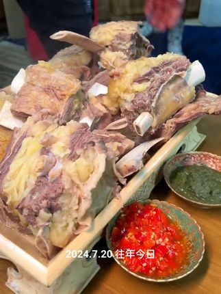 #草原美食 自带奶香味的牛肉,不用加调味清水炖就很好吃,肥瘦相间,鲜嫩多汁,真的太好吃了啊 #妈呀太香了#牛肉#黄膘牛排