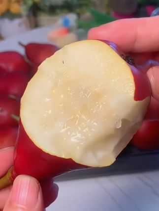 现在正是吃#红啤梨的季节一年就这一季软糯香甜口口爆汁皮还很薄果肉纯甜无渣!#大人孩子都爱吃 #新鲜采摘#红啤梨 #梨