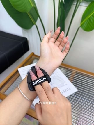 谁说便宜没好货的,这个黑凤梨粉扑就贼好用,打湿水后上妆更服帖,现在买趁价格合适,姐妹们闭眼入!#粉扑 #黑凤梨粉扑 #女生必备 #化妆工具