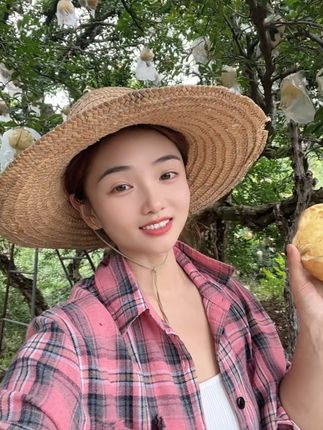 #新鲜采摘 #优质农产品 #口感特别好 #我的家乡特产 #农产品 太治愈啦、如果你很久没有放松松弛的状态了、那么丹丹邀请你来我们百年历史石榴树下坐一坐、感受一下时间历史长河留下的痕迹、享受一下大自然🍃带来的治愈感吧💗