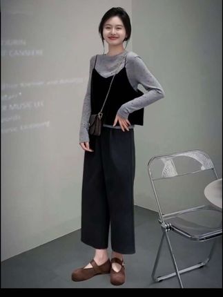 谁能拒绝这套早秋LOOK!软糯波点打底搭同系列吊带,再配条垂顺休闲裤,减龄感直接拉满,不用费脑就穿得清爽又好看。#高级感穿搭 #抖音推广 #韩系穿搭 #显高显瘦穿搭 #简约穿搭