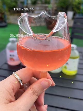 酒醉人心夜销魂,没有清晨的粥,那就倒满深夜的酒,人生苦短,帮我倒满🍻#仙女都在喝什么 #微醺时刻#小酒解心宽#好喝不贵#故事与酒