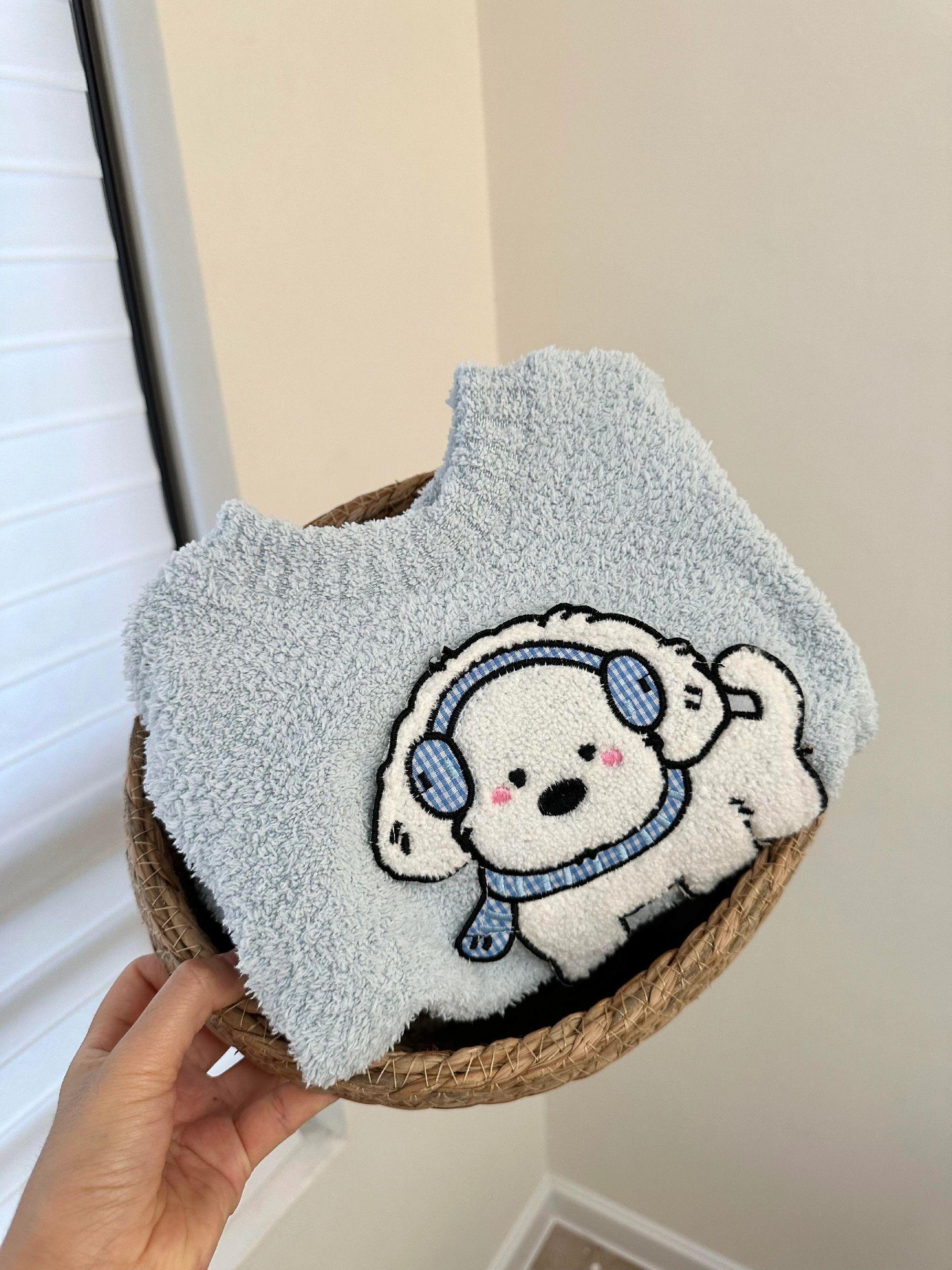 谁不懂"甩手掌柜"的轻松啊?谁不懂"甩手掌柜"的轻松啊?把娃交给老人,能约着闺蜜喝下午茶,能说走就走追一场日出-﹣可心里那点"不放心",比自由还重。 一天被喊800遍"妈妈",从早到晚围着奶粉、辅食、玩具转,烦吗?当然烦。可转头看他举着饼干递到你嘴边,奶声奶气说"妈妈吃",又觉得这"负担"甜得让人舍不得放。 哪是我陪着他长大啊,明明是他用小小的手,把我的日子涂得五颜六色。辛苦是真的,可那些突如其来的拥抱、毫无预兆的吻、第一次喊出的"妈妈",全是生活给我的惊喜大礼包。 这种又爱又"烦"的感觉,大概就是当妈的人最懂的幸福吧。 #妈妈#高品质童装 #保暖又好看#宝妈情感共鸣#亲子@抖加🔥上热门🔥dou+🔥热点宝