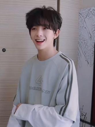 前面没有把余宇涵师兄叫起来 浚铭反倒是躺在另一张床上了睡去了
#陈浚铭#陈浚铭四代唯一纯血门面