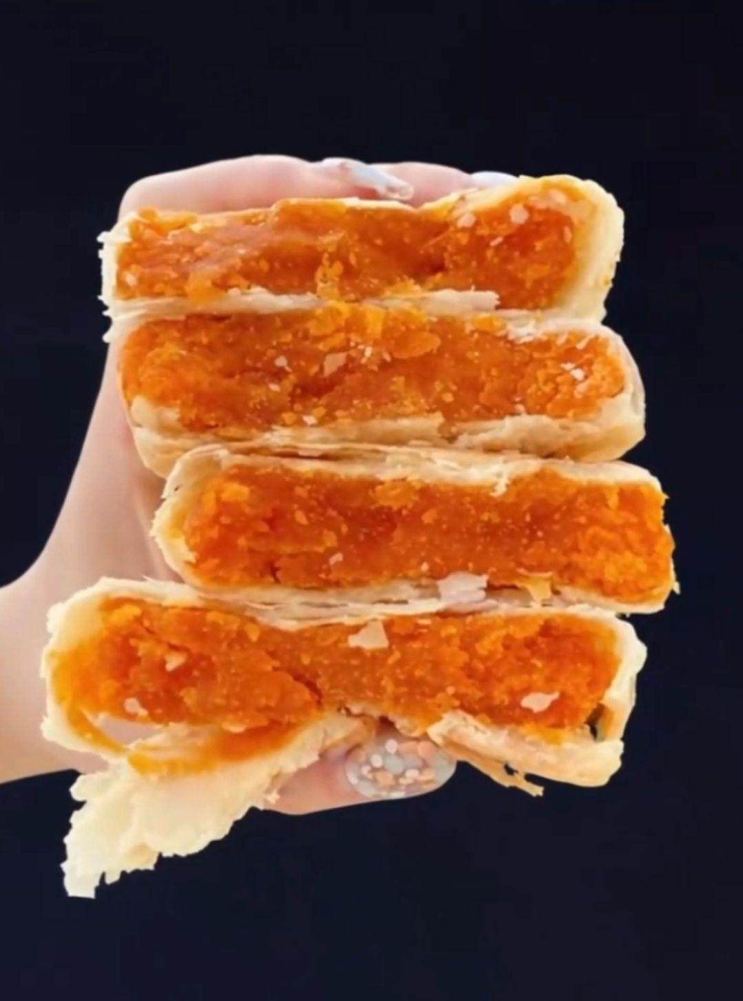 宝子们黄庄月饼,不是我吹,买了黄庄月饼的人一定会后悔,后悔怎么这么晚才知道这黄庄月饼,这月饼外面的皮是那种一碰就掉渣。不带硬面疙瘩,吃着不噎人,它有蛋黄板栗红枣好几种口味任选哈超好吃😋#太好吃了 #零食推荐#黄庄月饼 #月饼#蛋黄月饼