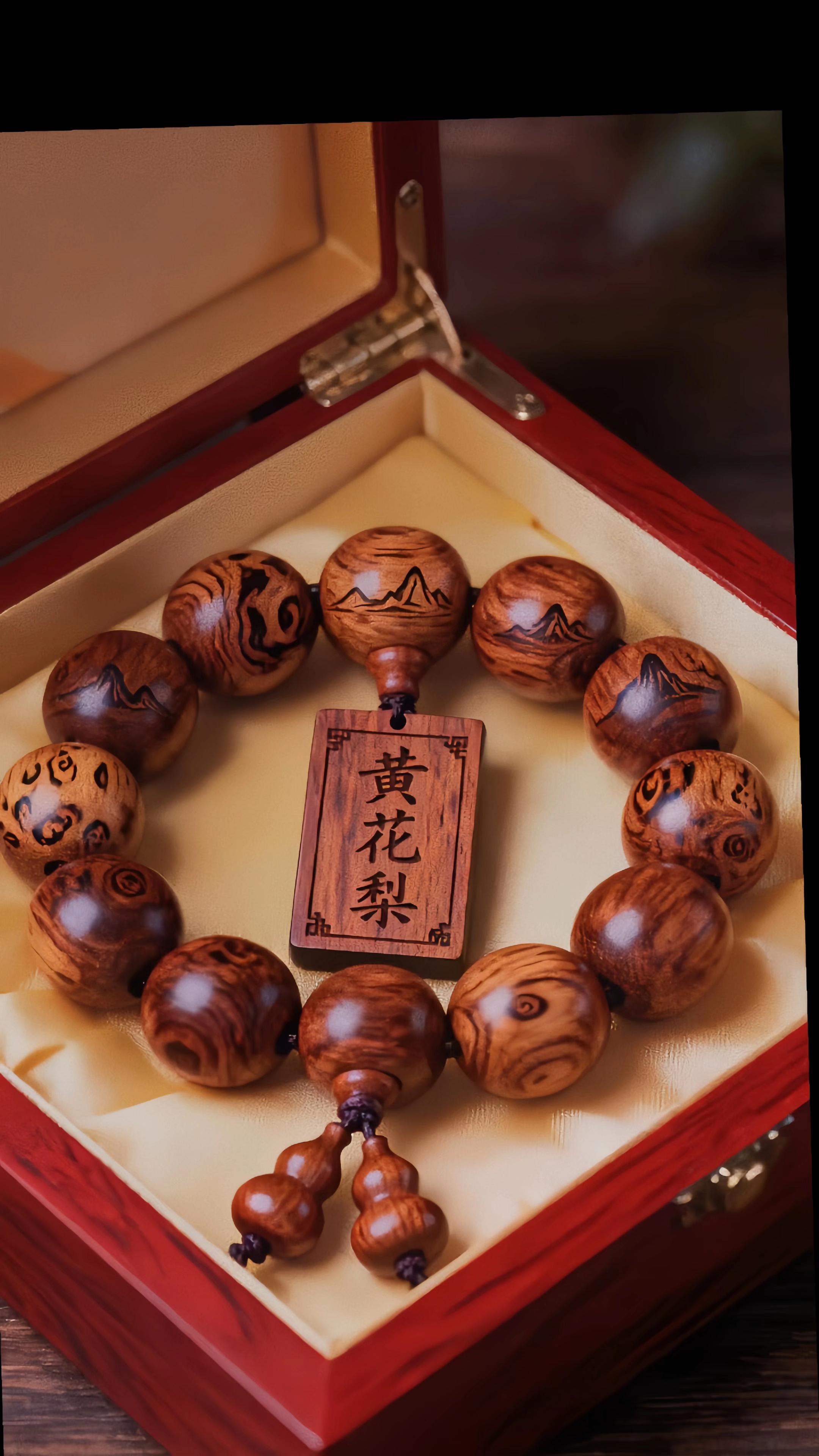 家人们看!这串黄花梨太可了!木珠纹理清晰,棕褐底色缀着漂亮纹路,质感细腻还带光泽。配着“黄花梨”吊牌和木质葫芦,满是传统味儿。盘玩手感温润,越盘越有韵味,自己戴或送长辈都特有格调。文玩爱好者别错过,入手不亏! #黄花梨手串#文玩好物#手串强烈推荐好物分享