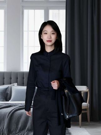 💼职场穿搭模板请查收!黑色针织马甲叠穿藏青衬衣,层次感拉满又显干练;搭配休闲西裤,利落垂感修饰腿型,从通勤到日常都能hold住,极简高级感直接焊在身上,职场丽人这么穿,优雅专业两不误~#高级感穿搭 #轻奢女装 #套装显瘦穿搭 #时尚潮流穿搭 #气质这一块拿捏死死的