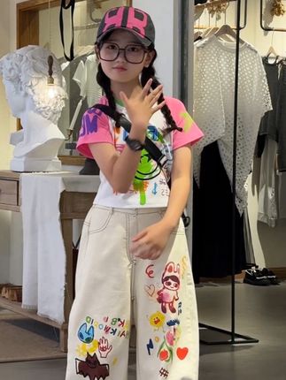 家里有女宝的快看过来!这套女童夏季套装真的太好看了,它可是2025年的新款,时髦的中大童穿上简直太合适了!短袖T恤是那种甜酷风格的,搭配上直筒裤看起来就特别阳光,而且还是两件套,不用再费心去搭配衣服了,喜欢的朋友赶快点击下方链接购买吧!#夏季必备 #穿搭 #骗你生女儿 #ootd穿搭 #夏季穿搭