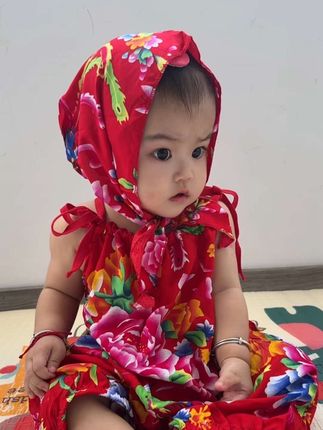 东北大花一穿 这感觉不就来了吗#东北大花袄 #土到极致就是潮 #萌娃夏季穿搭 #幼崽穿搭 #呆萌可爱