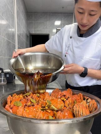 又到了吃熟醉大闸蟹的季节了 还在等什么,赶快学习起来吧#女厨师 #熟醉蟹 #大闸蟹