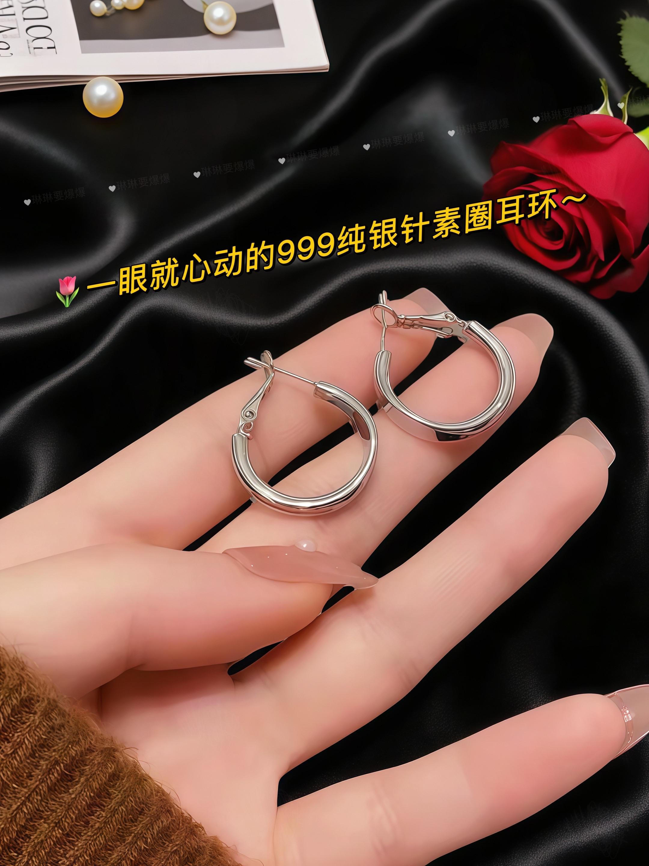 被追问无数次的极简百搭素圈耳环来咯!流畅简约的线条,满满的高级感!看似简单却暗藏设计小心机~999银针亲肤舒适,敏感星人也能放心戴!无论是清新淡妆还是精致浓妆。它都能完美适配,各种风格的衣服轻松驾驭,气质时尚不挑人!日常佩戴超吸睛,谁戴谁好看!#耳圈 #耳环 #素圈耳环 #耳饰 #耳扣