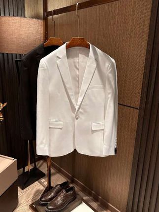 【极简黑白主义,型格不费力的高级感】 #奔向户外穿搭要帅#预制国庆出游穿搭 无需繁复,一件搞定秋季穿搭。这款一粒扣小西装,是极简衣橱的基石。 黑白纯色,自带冷静克制的高级语言。利落线条勾勒轮廓,摒弃多余装饰,只留本质的型格。单穿配休闲裤,是慵懒随性的午后;内搭白T,即刻解锁都市漫游状态。 选用质感面料,赋予垂坠感与舒适度。抗皱易打理,为快节奏生活量身定制。立体剪裁,一粒扣设计点睛,于细节处升华品味。 这不仅是件外套,更是你的风格宣言。在黑白世界里,找到穿搭的永恒节奏,从容应对多种场合。 #极简穿搭 #男士休闲西装 #男士白色西装穿搭