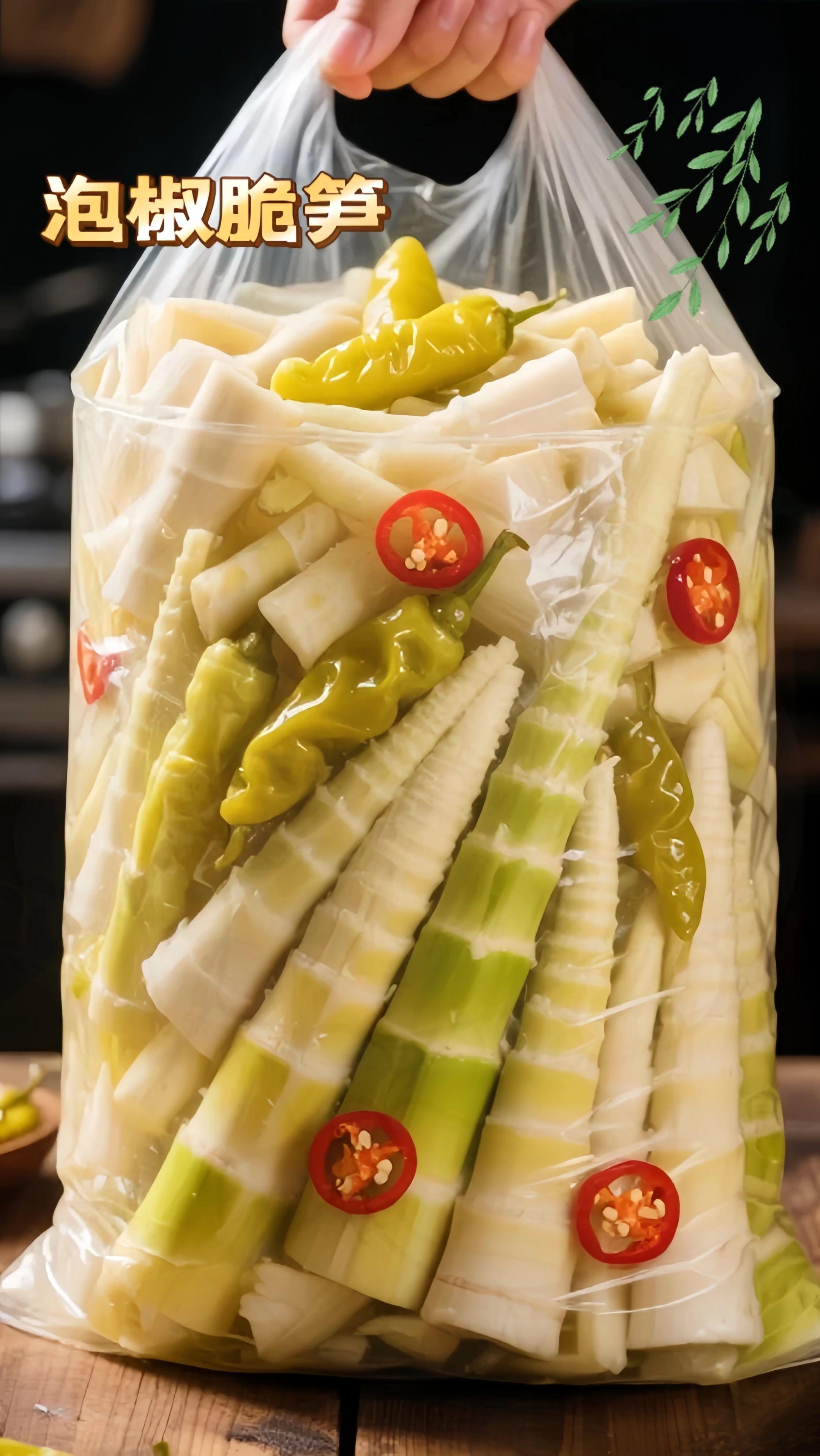 泡椒脆笋 选鲜嫩春笋切条,焯水去涩后,泡进泡椒、蒜末与凉白开调成的卤汁里,密封冷藏一晚。开罐时酸辣香气四溢,笋条裹着透亮汁水,色泽鲜润。入口脆爽弹牙,酸辣劲儿直窜味蕾,尾调还留着笋的清甜。不管是空口当零食,还是配粥、佐饭解腻,都清爽开胃,一口接一口停不下来。#好吃到爆 #百吃不厌 #百吃不厌 #超好吃 #舌尖上的味道 @DOU+上热门 @DOU+小助手