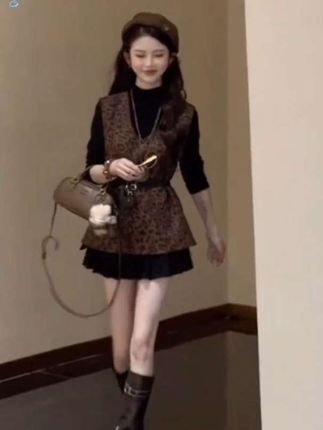 打底衫格纹马甲短裙三件套#时尚套装#时尚搭配#早秋贵气感穿搭 #穿搭技巧#初秋一周不重样穿搭
