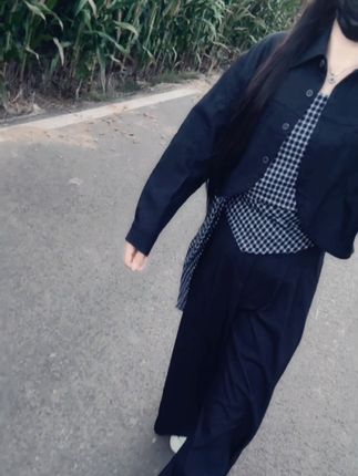 如果离婚了,就不想在结婚了,我也懒,不想一天三顿做饭,不想融入陌生的一家子,不想频繁的洗衣服拖地做家务,吵架就更不想了,我不再年轻了,不想终日围着他人转,也不想在去爱一个人在体验一遍爱恨心酸,“我变得自私了“我想让自己快乐,我想上班赚钱,看电影,旅游,尝美食,喝小酒,想永远为自己活着,万家灯火的背后是锅碗瓢盆的声音,我听过了,我不羡慕,我一盏灯都不想要