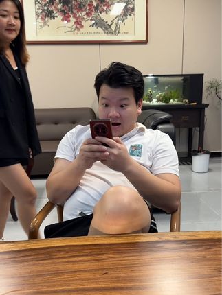 为什么受伤的总是我啊? #房东阿天 #夫妻日常搞笑