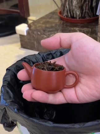 潮州小品壶 小汉瓦壶,容量约50毫升,一人一壶一杯刚刚好,原矿朱泥,泡茶利器。#茶器之美 #器物之美 #潮州工夫茶 #潮州手拉壶 #泡茶神器
