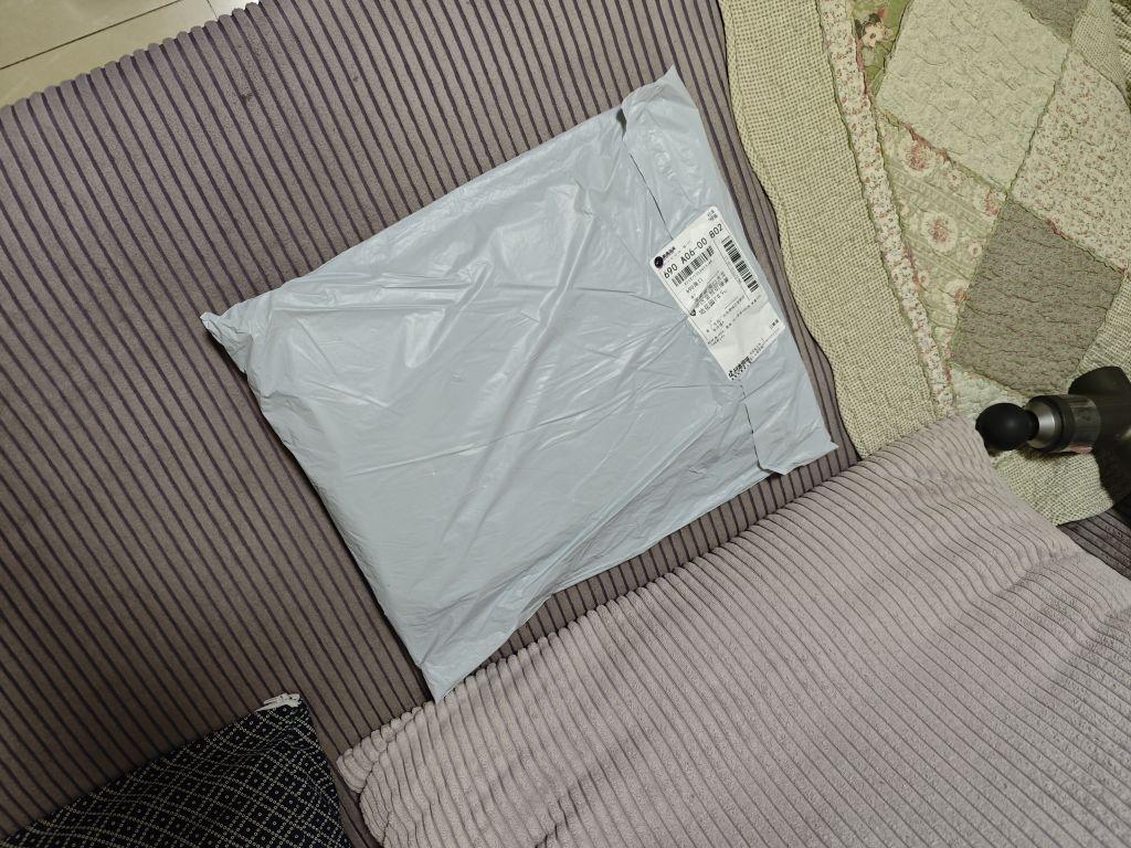 发货速度蛮快, 标签是龙牙的,臂章总算有了, 前面买的二次,缺臂章还不承认。 布料还可以,设计也不错, 就是有三个地方有线头, 总的感觉还是很好的。 准备慢慢穿了, 估计还要等一个月才能穿。#我在抖音买买买