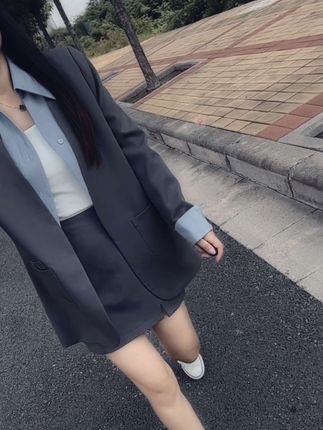 “作为一个女人,你不搞钱,不搞脸,不搞身材,你搞什么,搞卫生吗.”女人最好的状态莫过于每天化个淡妆,穿自己喜欢的衣服,不羡慕谁,也不依赖谁,我要又漂亮又经济独立”#穿搭