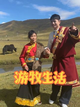 氧气稀薄的地方,生命的联结更加紧密,偶遇的牧民告诉我们牦牛极为认主,“只有它的主人才能挤它的牛奶。” 更为神奇的是,高原的牧场广阔无边,成千上万的牦牛在草原中自由行走,而它们的主人却永远能够在第一时间认出自己家的那一头,像母亲唤着自己的孩子一样。#自驾游