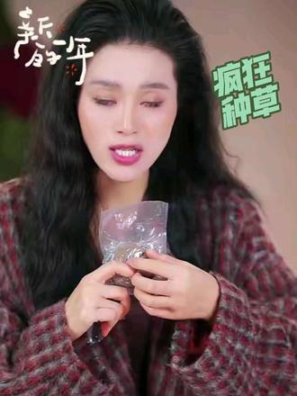 #头皮护理 #洗头的正确方式 #素白 #新年快乐
✨姐妹们!气场秒变韩剧女主!💃手残党也能轻松拿捏~
👇学会这招,出门约会再也不怕扣子“离家出走”啦!