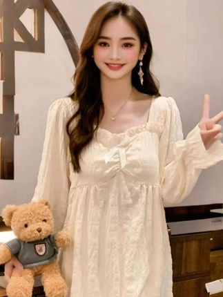#无限回购的宝藏单品 姐妹们快来看看这件超舒服的睡衣吧!它是这种方领的设计,穿上显得人温柔又有气质,而且还是自带胸垫的款式,在家穿完全零束缚,面料摸起来软绵绵的,上身超级舒适。就像被云朵包裹住的感觉一样,真的太喜欢了!秋天就要来了,赶紧给自己安排一套这样的家居服吧!#每日分享 #好物推荐🔥 #@DOU+小助手
