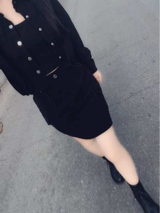 “不要在任何人身上找归属感和安全感,六点的早餐和半夜的夜宵都可以自己吃,玫瑰可以买,夜晚一个人睡更踏实.”#显高显瘦显腿长 #早秋穿搭