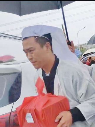 好多父老乡亲和他的粉丝朋友们冒着雨来送张家塞网红罗几最后一程,罗几一生太苦,天空下起毛毛雨,老天都在为他落泪😭#人山人海#张家塞网红罗几 #一路走好 #愿天堂没有痛苦一切安好 #人山人海