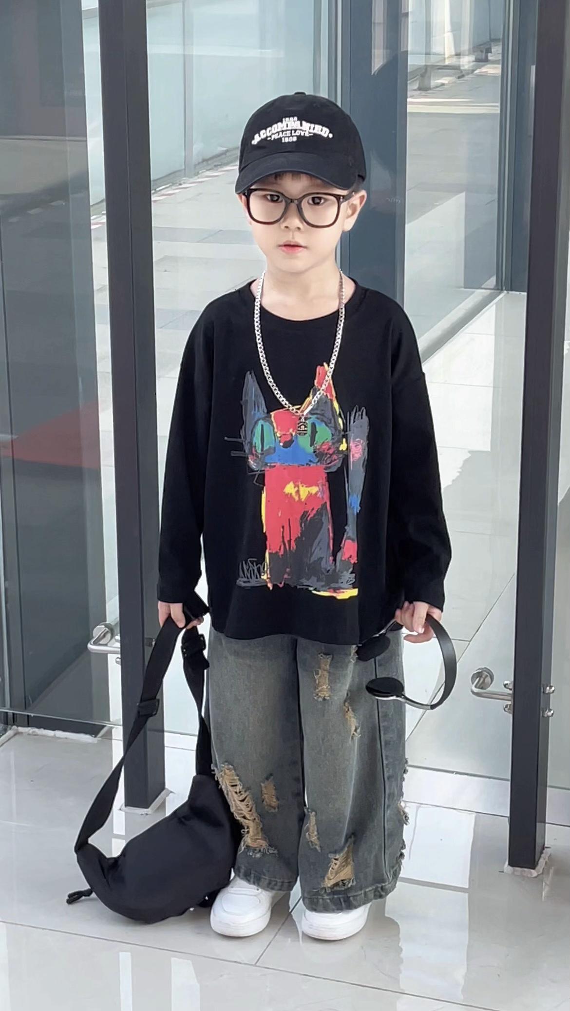 享受了他给予我的幸福和见证他的成长 就要接纳全职的委屈和辛苦 每一个疲惫的瞬间 我想的都是好好陪伴他#我的男孩 #带娃的日子 #萌娃穿搭 #潮酷穿搭 #每日童装穿搭分享