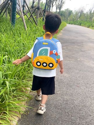 我拿起镜头的速度,远不及你成长的脚步!#出门放风的小朋友 #幼儿园的小可爱 #书包推荐 @DOU+小助手