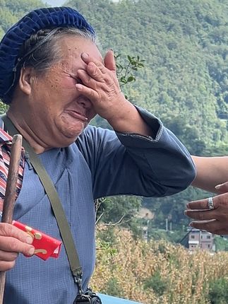 视频里的第一个奶奶和我聊了很多,她的一句话让我好难过,她流着泪和我说:“就她一个生活了”…… #放空心灵的旅行 @盖世英雄