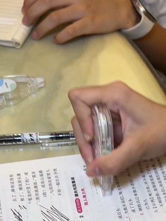 当了九年陪读妈妈,为了孩子的作业本,能看上去页面能整洁,我也是精挑细选,多方研究,才找到得力新出的原纸色修正带,不卡带,不断带,还是大容量的#文具安利 #学习用品 #修正带