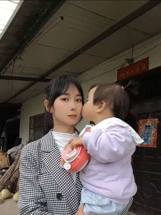 后来啊 她成了困住我的人,却也是我的精神支柱,我们成了形影不离的“好朋友”我的生活变得很碌,因为总有个小尾。#宝妈 #户外 #家庭 #亲子互动 #我的女孩👧🏻