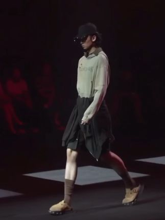 服表生!16岁勇闯时装周! 中分哥的秀场来啦!@seon_9 #叁佰艺考 #服装表演 #服表生 #高中生 #模特艺考