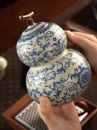 #创作灵感 即是茶叶罐也是一个摆件。这葫芦青花陶瓷#茶叶罐 防潮聚味,颜值和实用性双双在线,摆放在茶桌上质感满满的#汝窑瓷器 #储藏罐 #高档大气上档次