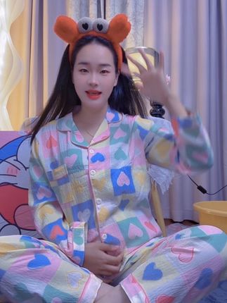 世界上没有不会哄人的男人,更没有所谓的直男,只是你在他心里不重要而已。连小孩子都知道要给喜欢的人买糖吃,爱你的人会想尽法子来哄你,而不爱你的人却总说你无理取闹,说你发脾气嫌你情绪不稳定,这就是爱和不爱的区别,所以你明白了吗?#夏季新款#面料柔软舒适#在家也要美美哒#舒适度高的睡衣推荐#女人想要的很简单