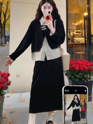 谁懂啊!大码女生找秋套装真的太难了!直到挖到这套2025新款两件套,直接焊在身上不想脱! 假两件卫衣设计太懂藏肉了!宽松版型把拜拜肉、小肚腩全遮住,领口拼接细节超显脸小,日常穿或者搭外套都好看。半身裙长度刚到膝盖下,对梨形身材超友好,走动间也不会卡裆,面料软乎乎的,贴身穿也舒服。 整体配色特别显白,随便搭双运动鞋就是韩系小姐姐风,配短靴又很洋气。秋冬不用费心搭配,一套出门又暖又时髦,从90斤穿到200斤都没问题,高矮胖瘦都能驾驭。#梨形身材穿搭 #藏肉显瘦穿搭 #大码女装 #早秋这样穿包好看的 #早秋穿搭