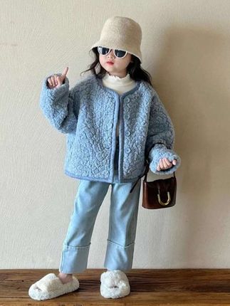 女童洋气时髦两件套,皮毛一体外套+牛仔裤套装#新款 #童装 #谁穿谁好看系列 #生女儿就要这样穿 #洋气穿搭 @DOU+上热门 @巨量千川