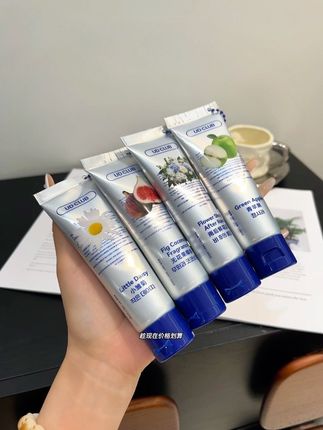 虽然冷门但是真的权威!抹在手上都是鲜果的清新,温柔又少女感!自带伪体香!尤其是这个价格,真的太炸裂了,冲了宝子们#学生党必备#强烈推荐 #护手霜 #女生必备#好物推荐🔥