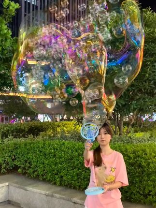 谁能拒绝大泡泡包小泡泡的泡泡机呢!#泡泡机#泡泡机的快乐#泡中泡#玩个很新的东西#别的小朋友有的你也要有