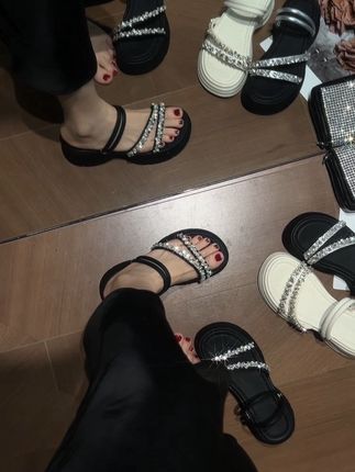 #夏季凉鞋 #凉拖鞋 #软底软面穿上超舒服 #百搭鞋子 #哎呦喂你鞋真好看