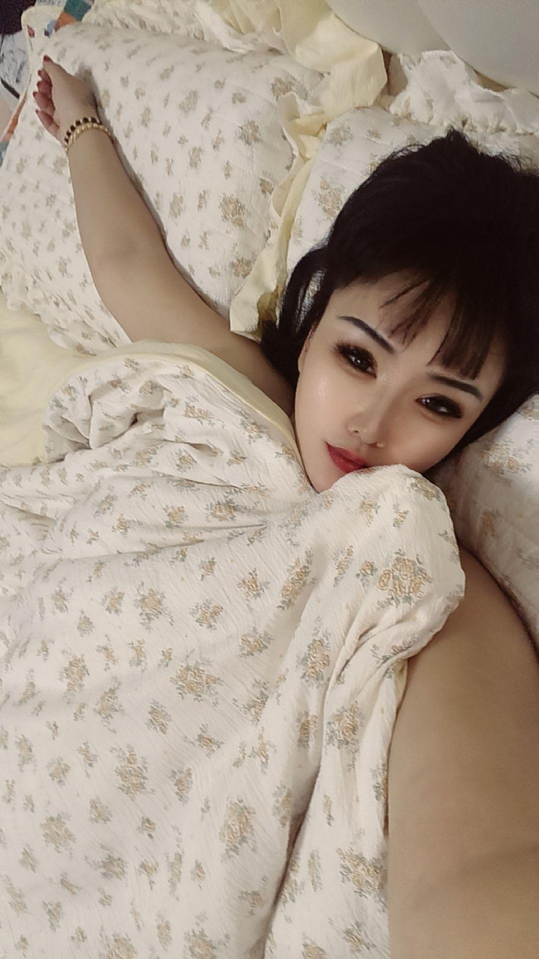过自己想要的生活,别多想,也别太懂事,人这一辈子说白了也就那么几十年,只要开心的时候比难过的时候多,那这这辈子就值了