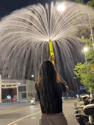 又到了玩烟花水枪的季节#烟花水枪 #水枪大战 #玩个很新的东西 #水枪大战
