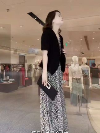 1.05 复制打开抖音,看看【壹帆服饰商行的作品】# 连衣裙 # 碎花裙 # 梨形身材穿搭 # 高端#谁穿谁好看特别有女人味#质感大码女装