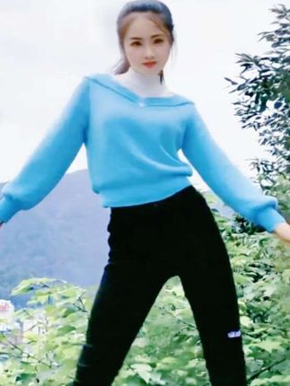 山水双合爬山的美女