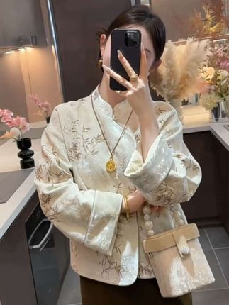 姐妹们,这套新中式国风套装真的太美了!它是一件改良版的新中式旗袍,搭配上一条同色系的国风半身裙,整套穿搭就是东方美学的魅力所在,穿上后既优雅又大方,日常出门或者上班穿都特别合适。如果你也喜欢这种新中式的穿搭风格,那就赶紧入手一套吧!#新中式穿搭 #国风古韵 #气质穿搭 #套装两件套 #这样穿太好看了