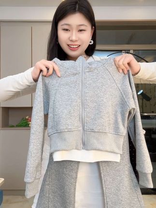 LuLu风三件套也太好看了吧~秋天就要给女儿穿的美美的,百搭又洋气!上身慵懒风超模既视感,太高级太上档次了!中大童亲子款,闭眼冲!#高品质童装 #面料柔软舒适 #生女儿就是用来打扮的 #女童套装 #秋季穿搭