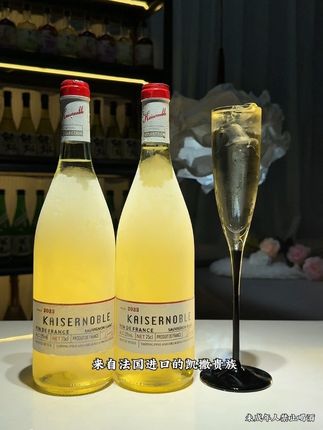 来自法国进口的凯萨贵族半甜白葡萄酒!一口就把我惊艳到了,精选优质长相思酿造,开瓶就是青苹果、山竹、菠萝的果香,入口清甜爽口像果肉在嘴里爆汁一样,不苦不涩酸甜平衡得恰到好处,不管是宅家小酌还是聚会微醺都特别合适!#葡萄酒 #半甜白葡萄酒 #微醺时刻 #强烈推荐 #好酒推荐