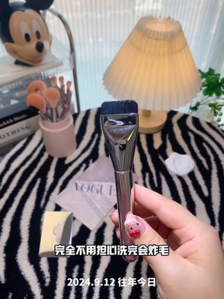 想要底妆轻薄又服帖,粉底刷真的不能少,但是很多姐妹都不会选粉底刷,我给大家推荐这款一字粉底刷。#粉底刷 #美妆 #学生党平价安利